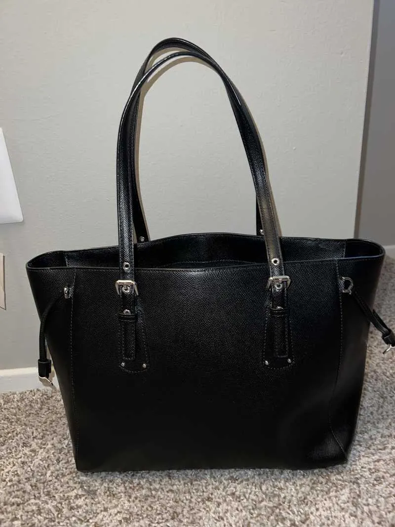 Voyager Medium Crossgrain Leather Tote Bag