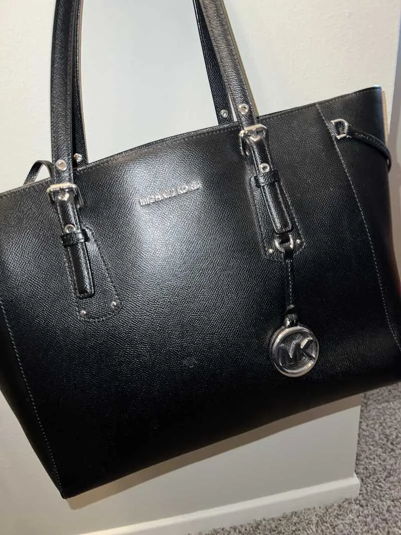 Voyager Medium Crossgrain Leather Tote Bag